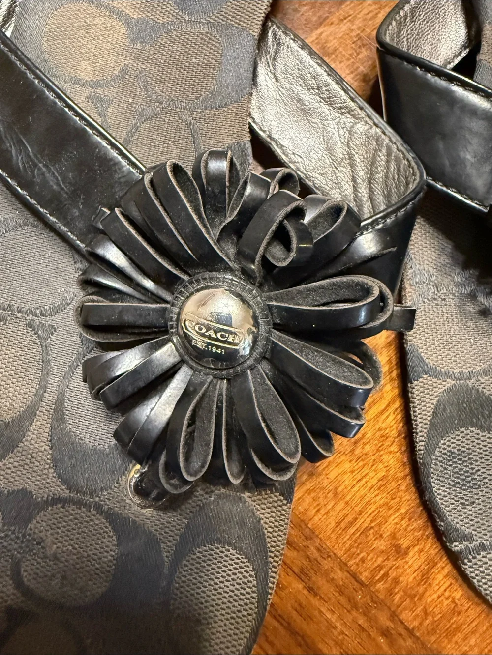 Coach Womens 8.5 M Suki Fringe Flower Sandals A8123 Skye Patent Black/Chesnut - Picture 8 of 9
